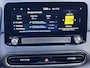 Hyundai Kona Electric EV Fashion 64 kWh / Fabrieksgarantie tot 12-2027 / Accu SoH 100% / Warmtepomp Navigatie / Stuur- en stoelverwarming / Dode hoek detectie / Apple Carplay Android / 17" LM wielen /