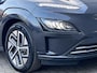 Hyundai Kona Electric EV Fashion 64 kWh / Fabrieksgarantie tot 12-2027 / Accu SoH 100% / Warmtepomp Navigatie / Stuur- en stoelverwarming / Dode hoek detectie / Apple Carplay Android / 17" LM wielen /