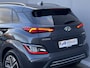 Hyundai Kona Electric EV Fashion 64 kWh / Fabrieksgarantie tot 12-2027 / Accu SoH 100% / Warmtepomp Navigatie / Stuur- en stoelverwarming / Dode hoek detectie / Apple Carplay Android / 17" LM wielen /