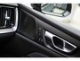 Volvo V60 2.0 T6 Plug-in hybrid AWD Plus Dark | Harman Kardon Audio | Trekhaak | Stoel- / Stuurverwarming Voor + Achter | 360 Camera | Adaptive Cruise | Google | Carplay | Dodehoekdetectie