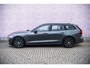 Volvo V60 2.0 T6 Plug-in hybrid AWD Plus Dark | Harman Kardon Audio | Trekhaak | Stoel- / Stuurverwarming Voor + Achter | 360 Camera | Adaptive Cruise | Google | Carplay | Dodehoekdetectie