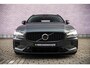 Volvo V60 2.0 T6 Plug-in hybrid AWD Plus Dark | Harman Kardon Audio | Trekhaak | Stoel- / Stuurverwarming Voor + Achter | 360 Camera | Adaptive Cruise | Google | Carplay | Dodehoekdetectie