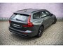 Volvo V60 2.0 T6 Plug-in hybrid AWD Plus Dark | Harman Kardon Audio | Trekhaak | Stoel- / Stuurverwarming Voor + Achter | 360 Camera | Adaptive Cruise | Google | Carplay | Dodehoekdetectie