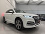 Audi Q5 55 TFSI e quattro Competition PANO/RS-LEER/B&O/ACC/360CAMERA/VIRTUAL/MATRIX/SFEER/KEYLESS/20"AUDI-SPORT/PRIVACY/PARK-ASSIST/GLETSCHERWEISS PARELMOER/VOLLEDIGE AUDI DEALER HISTORIE