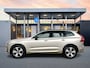 Volvo XC60 T6 Recharge Plus Dark | 19" Allseason | 360 Camera | Trekhaak | Panoramadak | Harman Kardon | Elektr. verst. Stoelen | Adaptieve Cruise | BLIS | Stoel/Stuur/Achterbankverwarming