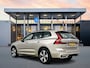 Volvo XC60 T6 Recharge Plus Dark | 19" Allseason | 360 Camera | Trekhaak | Panoramadak | Harman Kardon | Elektr. verst. Stoelen | Adaptieve Cruise | BLIS | Stoel/Stuur/Achterbankverwarming