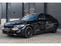 BMW 3-Serie 330e PANO MEMORY M PAKKET CAMERA HUD TREKHAAK