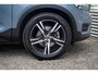 Volvo XC40 2.0 T4 190pk R-Design | Keyless | Lederen bekleding | Panorama dak | 19 inch LMV | All Seasonbanden | Harman Kardon | Zwart dak