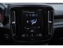 Volvo XC40 2.0 T4 190pk R-Design | Keyless | Lederen bekleding | Panorama dak | 19 inch LMV | All Seasonbanden | Harman Kardon | Zwart dak