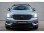 Volvo XC40 2.0 T4 190pk R-Design | Keyless | Lederen bekleding | Panorama dak | 19 inch LMV | All Seasonbanden | Harman Kardon | Zwart dak