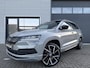 Skoda Karoq 1.5 TSI ACT Sportline Business 150PK ✓Virtual Cockpit ✓Full LED ✓Navigatie Full Map ✓Camera  ✓Apple Carplay & Android Auto ✓Climate ✓Cruise ✓Stoel- stuurverwarming ✓Parkeersensoren ✓Trekhaak ✓Lichtmetaal 19