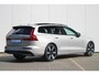 Volvo V60 T8 Plug-in hybrid AWD Ultra Dark | Adaptieve Cruise Control met Pilot Assist | Premium audio by Harman Kardon | 360 graden camera | Elektrisch bedienbaar schuif-/kantel panoramadak | Stoelverwarming | Elektrische voorstoelen met geheugen | Stuurwielverwarming | Semi-elektrische trekhaak |