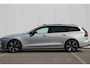 Volvo V60 T8 Plug-in hybrid AWD Ultra Dark | Adaptieve Cruise Control met Pilot Assist | Premium audio by Harman Kardon | 360 graden camera | Elektrisch bedienbaar schuif-/kantel panoramadak | Stoelverwarming | Elektrische voorstoelen met geheugen | Stuurwielverwarming | Semi-elektrische trekhaak |