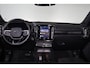 Volvo EX40 Twin Performance Ultra - Panorama/schuifdak - IntelliSafe Assist & Surround - 360º Camera - Harman/Kardon audio - Verwarmde voorstoelen, stuur & achterbank - Parkeersensoren voor & achter - Elektr. bedienb. voorstoelen met geheugen links - Draadloze tel. lader - Warmtepomp - Extra getint glas - Elektr. inklapbare trekhaak - 19' LMV