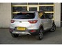 Kia Stonic 1.0 T-GDi DynamicPlusLine BJ2020 Lmv 17" | Led | Pdc | Navi | Keyless entry | Achteruitrijcamera | App-Connect | Climate control | Cruise control | Extra getint glas | Zwart dak