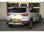 Kia Stonic 1.0 T-GDi DynamicPlusLine BJ2020 Lmv 17" | Led | Pdc | Navi | Keyless entry | Achteruitrijcamera | App-Connect | Climate control | Cruise control | Extra getint glas | Zwart dak
