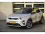 Kia Stonic 1.0 T-GDi DynamicPlusLine BJ2020 Lmv 17" | Led | Pdc | Navi | Keyless entry | Achteruitrijcamera | App-Connect | Climate control | Cruise control | Extra getint glas | Zwart dak