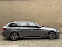 BMW 5-Serie Touring 530e 292pk | M-pakket | Camera | Leder | Sportstoelen | Wegklapbare trekhaak | Adaptieve cruise | Virtual cockpit | Sfeerverlichting | Apple CarPlay | Stoel&stuurverwarming | 19 inch M-velgen | Elektrische achterklep | Volledig onderhouden