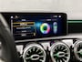 Mercedes-Benz A-klasse 180 AMG Sport Automaat (SCHUIFDAK, APPLE CARPLAY, SFEERVERLICHTING, BURMESTER, KEYLESS, LEDER/ALCANTARA, CAMERA, SPORTSTOELEN, STOELVERWARMING, WIDESCREEN, GETINT GLAS, NIEUWSTAAT)