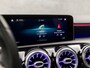 Mercedes-Benz A-klasse 180 AMG Sport Automaat (SCHUIFDAK, APPLE CARPLAY, SFEERVERLICHTING, BURMESTER, KEYLESS, LEDER/ALCANTARA, CAMERA, SPORTSTOELEN, STOELVERWARMING, WIDESCREEN, GETINT GLAS, NIEUWSTAAT)