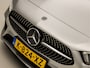 Mercedes-Benz A-klasse 180 AMG Sport Automaat (SCHUIFDAK, APPLE CARPLAY, SFEERVERLICHTING, BURMESTER, KEYLESS, LEDER/ALCANTARA, CAMERA, SPORTSTOELEN, STOELVERWARMING, WIDESCREEN, GETINT GLAS, NIEUWSTAAT)