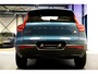 Volvo XC40 1.5 T4 Plug-in Hybrid 155kW/211pk DCT7 Plus Dark FACELIFT! PANORAMADAK + HARMAN/KARDON + CAMERA + CLIMA + CRUISE + NAVI SENSUS + LANE ASSIST + SPORTSTOELEN + KEYLESS ENTRY&GO + EL.ACHTERKLEP + PD-GLASS + PARKSENSOREN V&A + 19" LM-VELGEN!!