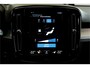 Volvo XC40 1.5 T4 Plug-in Hybrid 155kW/211pk DCT7 Plus Dark FACELIFT! PANORAMADAK + HARMAN/KARDON + CAMERA + CLIMA + CRUISE + NAVI SENSUS + LANE ASSIST + SPORTSTOELEN + KEYLESS ENTRY&GO + EL.ACHTERKLEP + PD-GLASS + PARKSENSOREN V&A + 19" LM-VELGEN!!