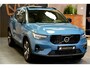 Volvo XC40 1.5 T4 Plug-in Hybrid 155kW/211pk DCT7 Plus Dark FACELIFT! PANORAMADAK + HARMAN/KARDON + CAMERA + CLIMA + CRUISE + NAVI SENSUS + LANE ASSIST + SPORTSTOELEN + KEYLESS ENTRY&GO + EL.ACHTERKLEP + PD-GLASS + PARKSENSOREN V&A + 19" LM-VELGEN!!