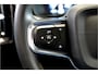 Volvo XC40 1.5 T4 Plug-in Hybrid 155kW/211pk DCT7 Plus Dark FACELIFT! PANORAMADAK + HARMAN/KARDON + CAMERA + CLIMA + CRUISE + NAVI SENSUS + LANE ASSIST + SPORTSTOELEN + KEYLESS ENTRY&GO + EL.ACHTERKLEP + PD-GLASS + PARKSENSOREN V&A + 19" LM-VELGEN!!