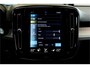 Volvo XC40 1.5 T4 Plug-in Hybrid 155kW/211pk DCT7 Plus Dark FACELIFT! PANORAMADAK + HARMAN/KARDON + CAMERA + CLIMA + CRUISE + NAVI SENSUS + LANE ASSIST + SPORTSTOELEN + KEYLESS ENTRY&GO + EL.ACHTERKLEP + PD-GLASS + PARKSENSOREN V&A + 19" LM-VELGEN!!