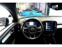 Volvo XC40 1.5 T4 Plug-in Hybrid 155kW/211pk DCT7 Plus Dark FACELIFT! PANORAMADAK + HARMAN/KARDON + CAMERA + CLIMA + CRUISE + NAVI SENSUS + LANE ASSIST + SPORTSTOELEN + KEYLESS ENTRY&GO + EL.ACHTERKLEP + PD-GLASS + PARKSENSOREN V&A + 19" LM-VELGEN!!