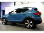Volvo XC40 1.5 T4 Plug-in Hybrid 155kW/211pk DCT7 Plus Dark FACELIFT! PANORAMADAK + HARMAN/KARDON + CAMERA + CLIMA + CRUISE + NAVI SENSUS + LANE ASSIST + SPORTSTOELEN + KEYLESS ENTRY&GO + EL.ACHTERKLEP + PD-GLASS + PARKSENSOREN V&A + 19" LM-VELGEN!!