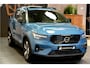 Volvo XC40 1.5 T4 Plug-in Hybrid 155kW/211pk DCT7 Plus Dark FACELIFT! PANORAMADAK + HARMAN/KARDON + CAMERA + CLIMA + CRUISE + NAVI SENSUS + LANE ASSIST + SPORTSTOELEN + KEYLESS ENTRY&GO + EL.ACHTERKLEP + PD-GLASS + PARKSENSOREN V&A + 19" LM-VELGEN!!