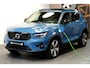 Volvo XC40 1.5 T4 Plug-in Hybrid 155kW/211pk DCT7 Plus Dark FACELIFT! PANORAMADAK + HARMAN/KARDON + CAMERA + CLIMA + CRUISE + NAVI SENSUS + LANE ASSIST + SPORTSTOELEN + KEYLESS ENTRY&GO + EL.ACHTERKLEP + PD-GLASS + PARKSENSOREN V&A + 19" LM-VELGEN!!