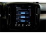 Volvo XC40 1.5 T4 Plug-in Hybrid 155kW/211pk DCT7 Plus Dark FACELIFT! PANORAMADAK + HARMAN/KARDON + CAMERA + CLIMA + CRUISE + NAVI SENSUS + LANE ASSIST + SPORTSTOELEN + KEYLESS ENTRY&GO + EL.ACHTERKLEP + PD-GLASS + PARKSENSOREN V&A + 19" LM-VELGEN!!