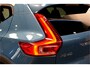 Volvo XC40 1.5 T4 Plug-in Hybrid 155kW/211pk DCT7 Plus Dark FACELIFT! PANORAMADAK + HARMAN/KARDON + CAMERA + CLIMA + CRUISE + NAVI SENSUS + LANE ASSIST + SPORTSTOELEN + KEYLESS ENTRY&GO + EL.ACHTERKLEP + PD-GLASS + PARKSENSOREN V&A + 19" LM-VELGEN!!