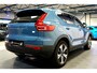 Volvo XC40 1.5 T4 Plug-in Hybrid 155kW/211pk DCT7 Plus Dark FACELIFT! PANORAMADAK + HARMAN/KARDON + CAMERA + CLIMA + CRUISE + NAVI SENSUS + LANE ASSIST + SPORTSTOELEN + KEYLESS ENTRY&GO + EL.ACHTERKLEP + PD-GLASS + PARKSENSOREN V&A + 19" LM-VELGEN!!