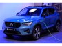 Volvo XC40 1.5 T4 Plug-in Hybrid 155kW/211pk DCT7 Plus Dark FACELIFT! PANORAMADAK + HARMAN/KARDON + CAMERA + CLIMA + CRUISE + NAVI SENSUS + LANE ASSIST + SPORTSTOELEN + KEYLESS ENTRY&GO + EL.ACHTERKLEP + PD-GLASS + PARKSENSOREN V&A + 19" LM-VELGEN!!