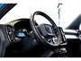 Volvo XC40 1.5 T4 Plug-in Hybrid 155kW/211pk DCT7 Plus Dark FACELIFT! PANORAMADAK + HARMAN/KARDON + CAMERA + CLIMA + CRUISE + NAVI SENSUS + LANE ASSIST + SPORTSTOELEN + KEYLESS ENTRY&GO + EL.ACHTERKLEP + PD-GLASS + PARKSENSOREN V&A + 19" LM-VELGEN!!