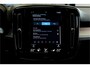 Volvo XC40 1.5 T4 Plug-in Hybrid 155kW/211pk DCT7 Plus Dark FACELIFT! PANORAMADAK + HARMAN/KARDON + CAMERA + CLIMA + CRUISE + NAVI SENSUS + LANE ASSIST + SPORTSTOELEN + KEYLESS ENTRY&GO + EL.ACHTERKLEP + PD-GLASS + PARKSENSOREN V&A + 19" LM-VELGEN!!