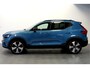Volvo XC40 1.5 T4 Plug-in Hybrid 155kW/211pk DCT7 Plus Dark FACELIFT! PANORAMADAK + HARMAN/KARDON + CAMERA + CLIMA + CRUISE + NAVI SENSUS + LANE ASSIST + SPORTSTOELEN + KEYLESS ENTRY&GO + EL.ACHTERKLEP + PD-GLASS + PARKSENSOREN V&A + 19" LM-VELGEN!!