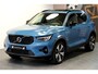 Volvo XC40 1.5 T4 Plug-in Hybrid 155kW/211pk DCT7 Plus Dark FACELIFT! PANORAMADAK + HARMAN/KARDON + CAMERA + CLIMA + CRUISE + NAVI SENSUS + LANE ASSIST + SPORTSTOELEN + KEYLESS ENTRY&GO + EL.ACHTERKLEP + PD-GLASS + PARKSENSOREN V&A + 19" LM-VELGEN!!