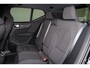 Volvo XC40 Plus Dark 69 kWh - IntelliSafe Assist & Surround - Parkeercamera achter - Verwarmde voorstoelen, stuur & achterbank - Parkeersensoren voor & achter - Elektr. bedienb. bestuurdersstoel met geheugen - Draadloze tel. lader - Warmtepomp - Extra getint glas - 20' LMV