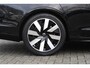 Volvo V90 T6 Plug-in hybrid AWD Ultra Dark | Panoramadak | Premium audio by Harman Kardon  | Semi elektrische wegklapbare trekhaak | 360° parkeercamera | Verwarmbare voorstoelen en achterbank | Stuurwielverwarming | Gelamineerde zijruiten | Head-up display |