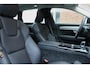 Volvo V90 T6 Plug-in hybrid AWD Ultra Dark | Panoramadak | Premium audio by Harman Kardon  | Semi elektrische wegklapbare trekhaak | 360° parkeercamera | Verwarmbare voorstoelen en achterbank | Stuurwielverwarming | Gelamineerde zijruiten | Head-up display |