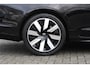 Volvo V90 T6 Plug-in hybrid AWD Ultra Dark | Panoramadak | Premium audio by Harman Kardon  | Semi elektrische wegklapbare trekhaak | 360° parkeercamera | Verwarmbare voorstoelen en achterbank | Stuurwielverwarming | Gelamineerde zijruiten | Head-up display |