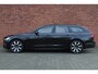 Volvo V90 T6 Plug-in hybrid AWD Ultra Dark | Panoramadak | Premium audio by Harman Kardon  | Semi elektrische wegklapbare trekhaak | 360° parkeercamera | Verwarmbare voorstoelen en achterbank | Stuurwielverwarming | Gelamineerde zijruiten | Head-up display |
