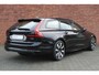 Volvo V90 T6 Plug-in hybrid AWD Ultra Dark | Panoramadak | Premium audio by Harman Kardon  | Semi elektrische wegklapbare trekhaak | 360° parkeercamera | Verwarmbare voorstoelen en achterbank | Stuurwielverwarming | Gelamineerde zijruiten | Head-up display |