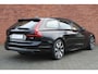 Volvo V90 T6 Plug-in hybrid AWD Ultra Dark | Panoramadak | Premium audio by Harman Kardon  | Semi elektrische wegklapbare trekhaak | 360° parkeercamera | Verwarmbare voorstoelen en achterbank | Stuurwielverwarming | Gelamineerde zijruiten | Head-up display |