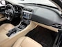 Jaguar XE 2.0 Prestige Automaat / Navigatie / Leder / Cruise-ctr. / Lmv 17"/ Stoelverw. / Camera / Apk 11-2026